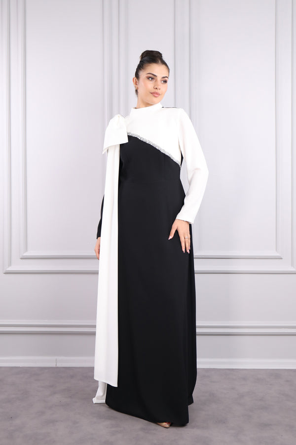 Önü Pul İşlemeli Omuzu Kurdele Detaylı Elbise Siyah-Beyaz